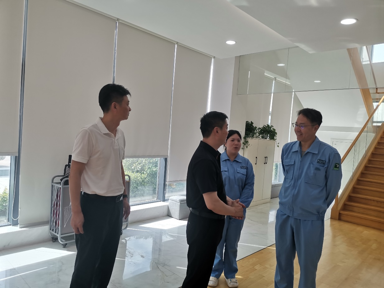 保税区领导走访公司进行高温慰问